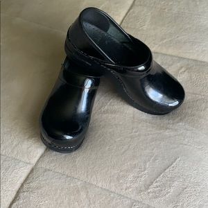 Dansko 36 Patent Clogs